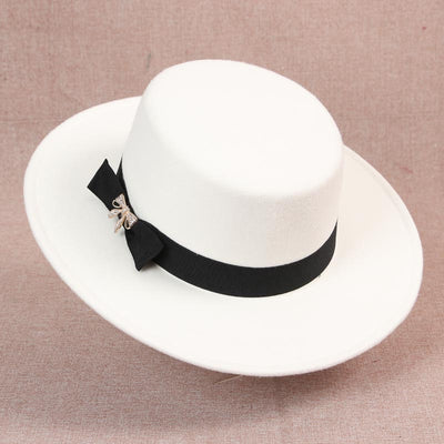 Get ready to be mesmerized by the bright colors. This Panama hat perfectly matches the fresh charm of spring, and it's affordable.เตรียมพร้อมที่จะหลงใหลไปกับสีสันที่สดใส ด้วยหมวกปานามาใบนี้ที่เข้ากับเสน่ห์อันสดชื่นของฤดูใบไม้ผลิอย่างงดงาม ราคาย่อมเยา