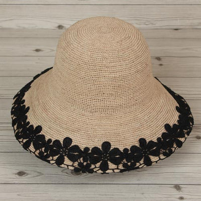 This water grass straw hat has a perfect fit and is adorned with cute lace fabric, adding a fun touch to your look. A hidden drawstring inside ensures a secure fit and keeps the hat from falling off easily. Add a touch of elegance and eco-friendliness to your style.หมวกสานหญ้าน้ำใบนี้ ทรงสวยพอดีตัวตกแต่งด้วยผ้าลูกไม้สุดน่ารัก เพิ่มความสนุกสนานให้กับลุคของคุณ เชือกผูกซ่อนอยู่ด้านในเพิ่มความกระชับพอดีและช่วยให้หมวกไม่หลุดง่าย สร้างความโดดเด่นและเป็นมิตรต่อสิ่งแวดล้อมให้กับสไตล์ของคุณ 