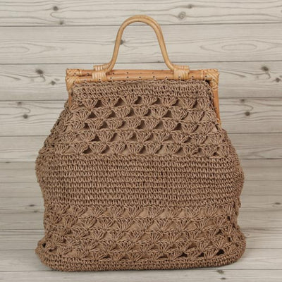 This bag is absolutely stunning, featuring meticulously crafted rattan handles that add an extra touch of luxury. The exquisite craftsmanship has made this piece so well-made that you're sure to be impressed. It's not only a work of art, but also very practical, with its lightweight construction and comfortable wooden handles that make it a pleasure to carry around.กระเป๋าใบนี้ดูน่าทึ่งอย่างยิ่ง มาพร้อมหูไม้หวายคัดสรรอย่างประณีตซึ่งเพิ่มความหรูหราเป็นพิเศษ งานฝีมือชั้นยอด ทำให้งานนี้ออกมาดีจนคุณจะต้องประทับ