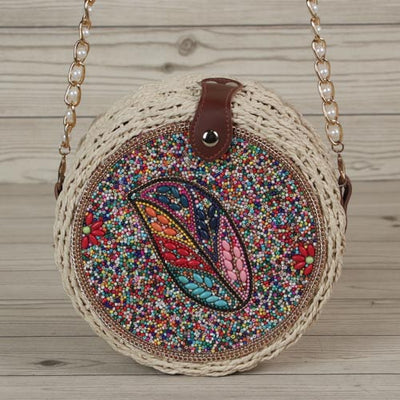 This large round shoulder bag is a statement piece in style and function. Featuring a signature pattern and a pearl crossbody strap, the circular design offers a spacious structure, perfect for everyday essentials and weekend getaways. Lightweight and easy to carry over the shoulder, it combines boho chic and coastal charm in one versatile bag.กระเป๋าสะพายไหล่ทรงกลมใบใหญ่ใบนี้ โดดเด่นทั้งในด้านสไตล์และฟังก์ชันการใช้งาน โดดเด่นด้วยลวดลายที่เป็นเอกลักษณ์มาพร้อมสายสะพายข้างไข่มุก ดีไซน์ทรงกลมมีโครงสร้างที่กว้า