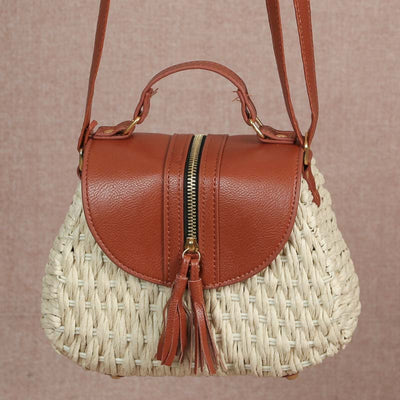 This chic woven bag captures the attention with its striking design, reflecting the essence of minimalist fashion. Not only is it eye-catching, it's also the perfect size for your essentials. The attractive embellishments elevate this bag into a standout accessory for your outfit.กระเป๋าสานสุดชิคที่สะกดทุกสายตาด้วยดีไซน์อันโดดเด่น สะท้อนถึงแก่นแท้ของแฟชั่นสไตล์มินิมอล กระเป๋าใบนี้ไม่เพียงแต่สวยงามสะดุดตา แต่ยังมีขนาดที่พอเหมาะสำหรับใส่สิ่งของจำเป็นของคุณ การตกแต่งที่ดึงดูดใจช่วยยกระดับกระเป๋าใบนี้ให้เป็นแอค