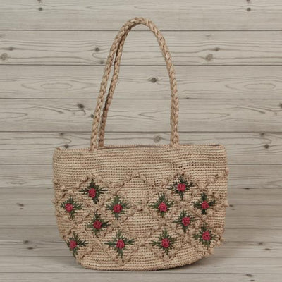 Meticulously crafted and designed for luxury, this water grass crossbody bag features an intricate rose embroidery that elevates your summer style. Whether you're strolling along the shore or heading out for brunch, this tote bag is your perfect sunny companion.กระเป๋าหญ้าน้ำสะพายข้าง ที่สร้างขึ้นอย่างพิถีพิถันออกแบบมาเพื่อความหรูหรา โดดเด่นด้วยงานถักลายดอกกุหลาบอย่างละเอียดมีเสน่ห์และยกระดับให้กับสไตล์ฤดูร้อนของคุณ ไม่ว่าคุณจะเดินเล่นเลียบชายฝั่งหรือไปทานอาหารมื้อสาย กระเป๋าโท้ตใบนี้ก็เป็นเพื่อนคู่ใจท่ามกล