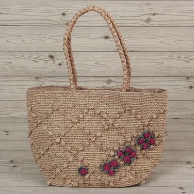 Elevate your everyday style with this woven bag. Crafted with care, it offers comfort, durability and versatility. Featuring a meticulous weave and a clean, modern design, this bag is perfect for any occasion. Featuring a zippered closure, it's lightweight yet roomy, perfect for books, essentials or everyday use.ยกระดับสไตล์ประจำวันของคุณด้วยกระเป๋าสานใบนี้ ตัดเย็บอย่างประณีต มอบความสะดวกสบาย ความทนทาน และความหลากหลาย การถักทออย่างพิถีพิถันและดีไซน์ทันสมัยสะอาดตา กระเป๋าใบนี้เหมาะสำหรับทุกโอกาส มาพร้อมซิบรู