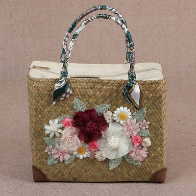 Krajood bag square large leaves decorated with cute flowers Lining fabric is a zipper. Easy to turn on and off convenient to use Wholesale at a pocket-friendly priceกระเป๋าสานกระจูด ใบใหญ่ทรงเหลี่ยม ตกแต่งไปด้วยดอกไม้น่ารักๆ บุผ้าซับในเป็นซิบ เปิด-ปิดได้อย่างง่าย ใช้งานได้สะดวก ขายส่งในราคาสบายกระเป๋า 