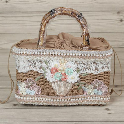 Our woven jute bags are adorned with lace and feature wooden handles that are both beautiful and elegant. They are a charming and versatile accessory. Made from natural materials, they have a rustic and beachy feel, perfect for a relaxing day out or a picnic by the beach.กระเป๋าปอถักของเรา ตกแต่งด้วยผ้าลูกไม้ หูหิ้วทำจากไม้ที่ให้ทั้งความสวยงามและหรูหรา เป็นเครื่องประดับที่มีเสน่ห์และใช้งานได้หลากหลาย ผลิตจากวัสดุจากธรรมชาติ ให้กลิ่นอายแบบชนบทและชายหาด เหมาะสำหรับการออกไปเที่ยวพักผ่อนหรือปิกนิกริมชายหาด