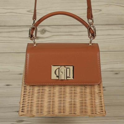 This popular rattan bag with its square design is the perfect accessory for summer and holidays. Crafted by skilled craftsmen, it combines functionality and style perfectly. The luxurious leather closure adds a touch of luxury while keeping your belongings safe, giving you peace of mind while enjoying a relaxing beach day.กระเป๋าหวายยอดนิยมที่มีดีไซน์ทรงเหลี่ยมใบนี้เป็นเครื่องประดับที่สมบูรณ์แบบสำหรับฤดูร้อนและวันหยุด  กระเป๋าใบนี้ประดิษฐ์โดยช่างฝีมือผู้ชำนาญ ผสมผสานการใช้งานและสไตล์ได้อย่างลงตัว การปิดด้วย