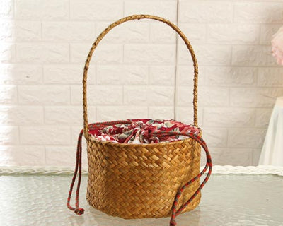 natural woven basket Round shape lined with red lining, comes with drawstring. It can be used for picnics..ตะกร้าสานธรรมชาติ ทรงกลมบุผ้าซับในสีแดงมาพร้อมหูรูด ใช้งานได้งาน สำหรับไปปิกนิค