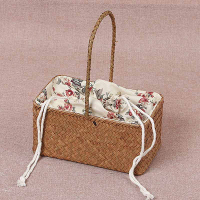Square woven basket Lined with floral pattern drawstring, easy to use, perfect for beach picnics..ตะกร้าสานทรงสี่เหลี่ยม บุผ้าซับในแบบหูรูดลายดอกไม้ ใช้งานง่าย ใสของไปปิกนิคที่ชายหาด