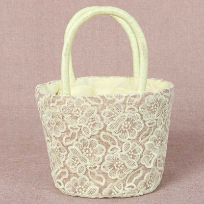 Woven bag decorated with cream floral fabric. Well padded convenient to use wholesale price, comfortable bag.กระเป๋าสาน ตกแต่งผ้าลายดอกไม้สีครีม บุผ้าซับในอย่างดี สะดวกต่อการใช้งาน ขายส่งราคาสบายกระเป๋า