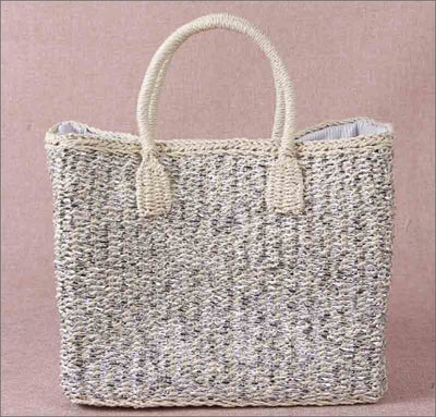 Beautiful weave bag, different colors, comfortable to look at, carrying or holding, it looks chic. Very cute.กระเป๋าสานทรงสวย สีละมุม มองดูสบายตา จะหิ้วหรือถือก็ดูเก๋ๆ น้องน่ารักมากค่า